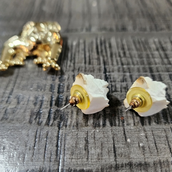 Bulldog pin and Bulldog post earings - Picture 2 of 6